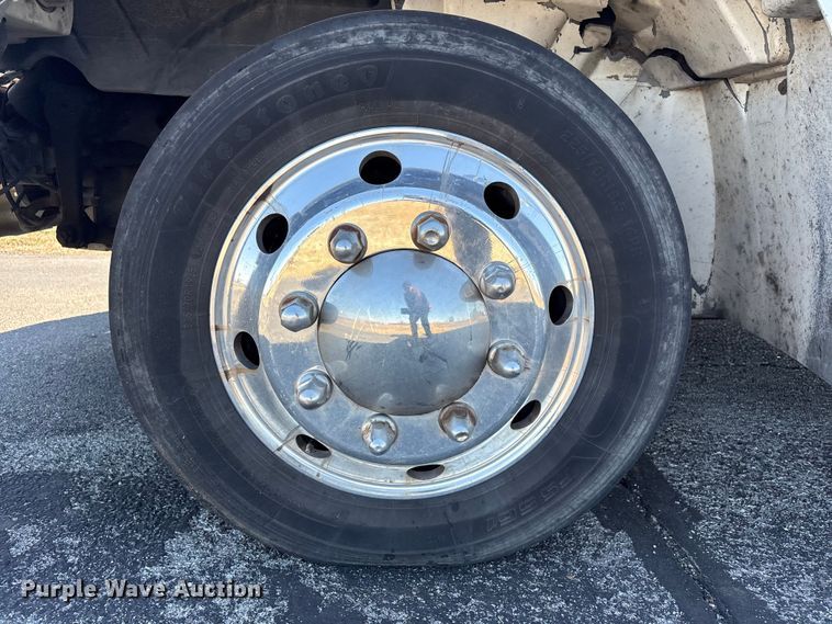 image for item DJ7774 2006 International 4300 ambulance