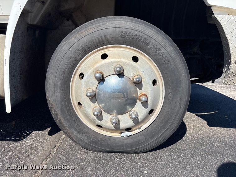 image for item DJ7774 2006 International 4300 ambulance