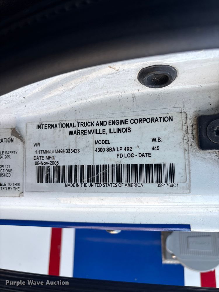 image for item DJ7774 2006 International 4300 ambulance