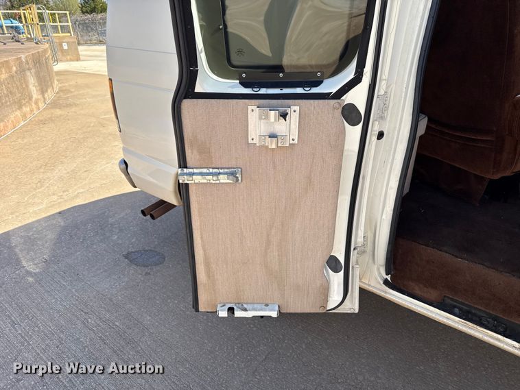 image for item DR1000 1992 Ford E350 van