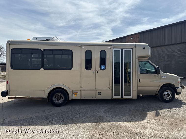 image for item DR1007 2016 Ford E450 shuttle bus