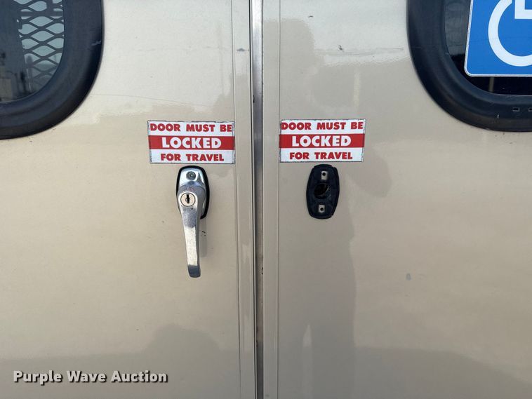 image for item DR1007 2016 Ford E450 shuttle bus