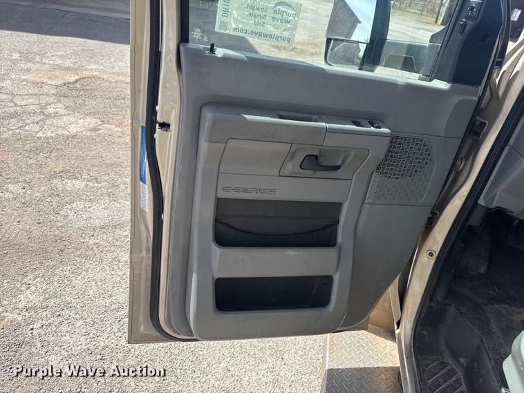 image for item DR1007 2016 Ford E450 shuttle bus