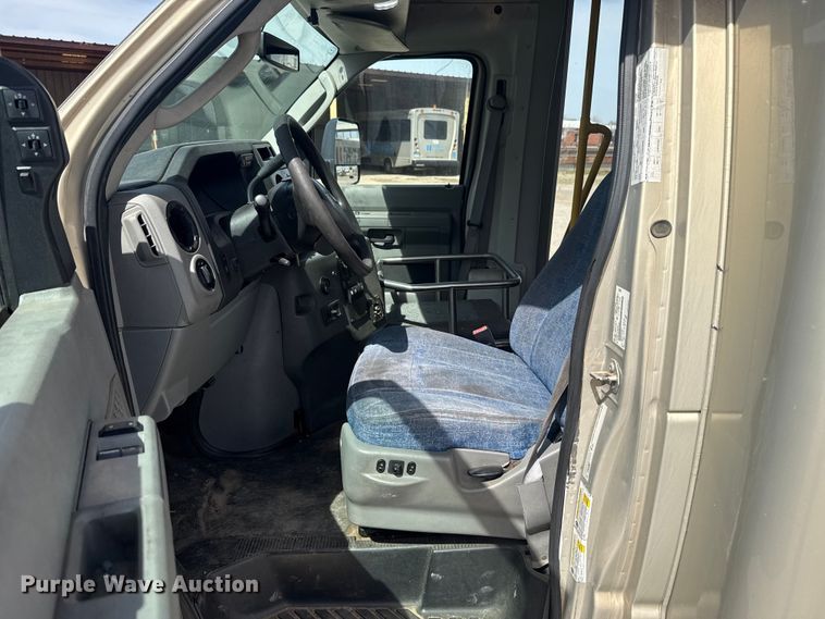 image for item DR1007 2016 Ford E450 shuttle bus