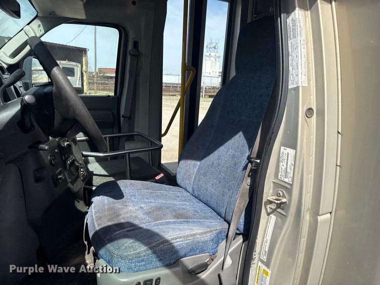 image for item DR1007 2016 Ford E450 shuttle bus