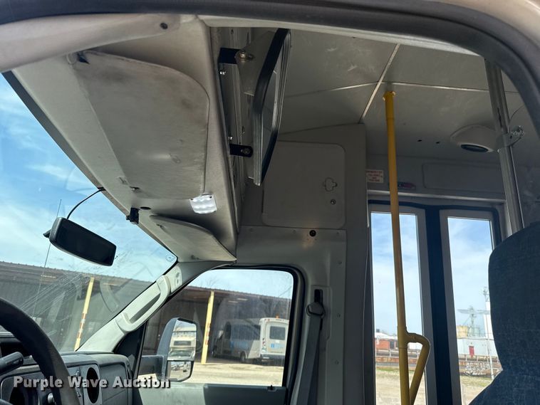 image for item DR1007 2016 Ford E450 shuttle bus