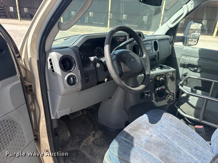 image for item DR1007 2016 Ford E450 shuttle bus