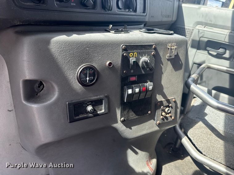 image for item DR1007 2016 Ford E450 shuttle bus