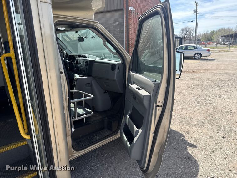 image for item DR1007 2016 Ford E450 shuttle bus