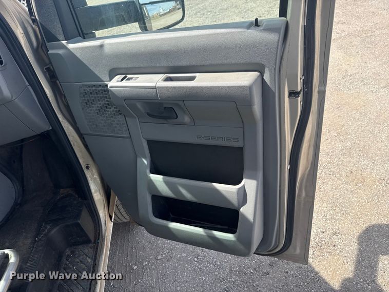 image for item DR1007 2016 Ford E450 shuttle bus