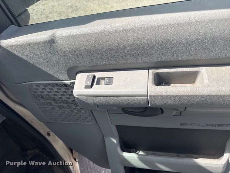 image for item DR1007 2016 Ford E450 shuttle bus