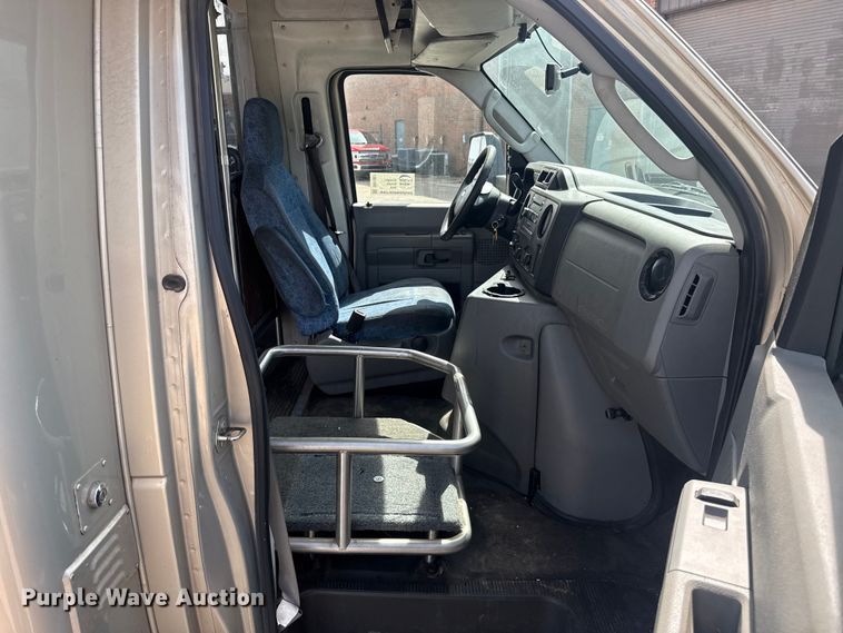 image for item DR1007 2016 Ford E450 shuttle bus