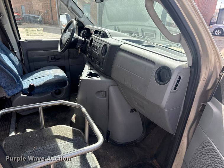 image for item DR1007 2016 Ford E450 shuttle bus