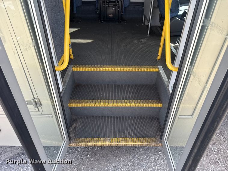 image for item DR1007 2016 Ford E450 shuttle bus