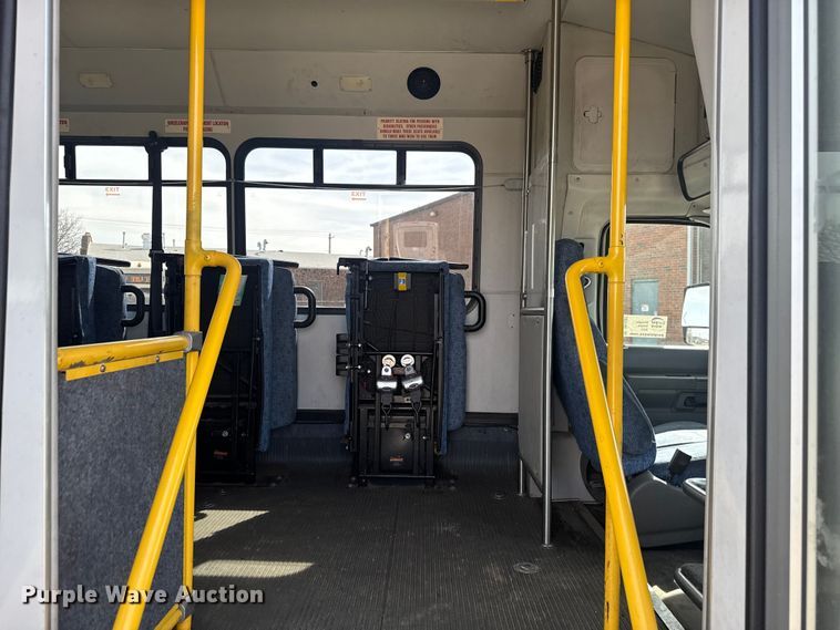 image for item DR1007 2016 Ford E450 shuttle bus