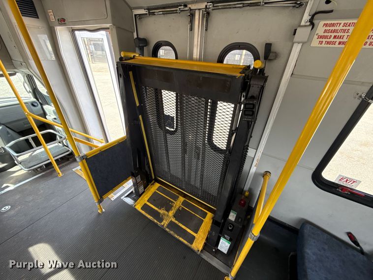 image for item DR1007 2016 Ford E450 shuttle bus