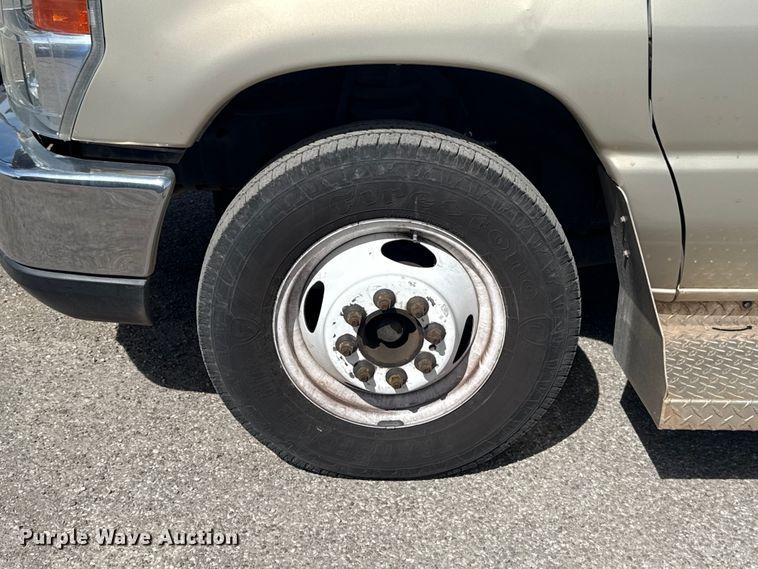 image for item DR1007 2016 Ford E450 shuttle bus