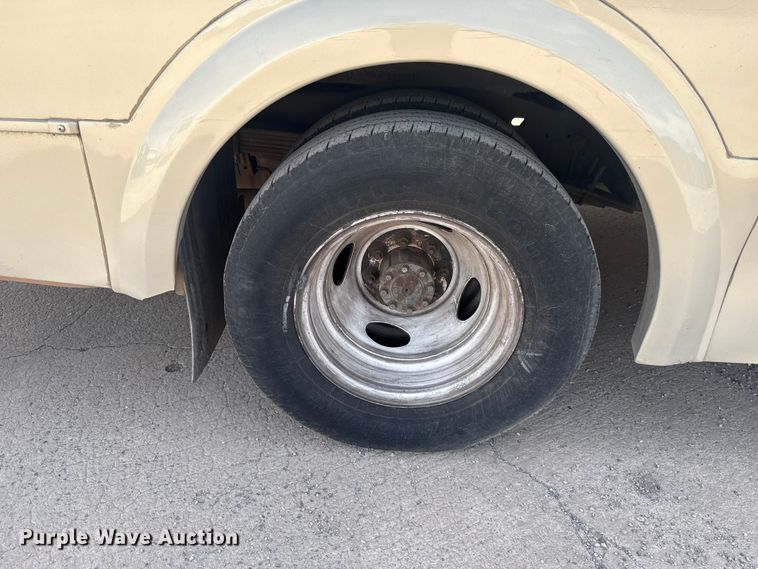 image for item DR1007 2016 Ford E450 shuttle bus