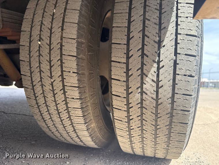 image for item DR1007 2016 Ford E450 shuttle bus