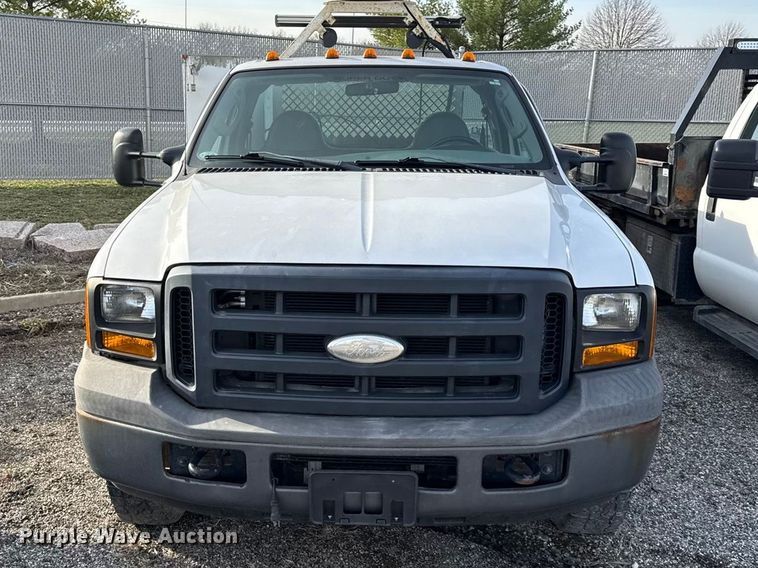 image for item DZ4413 2006 Ford F350 Super Duty utility bed pickup truck