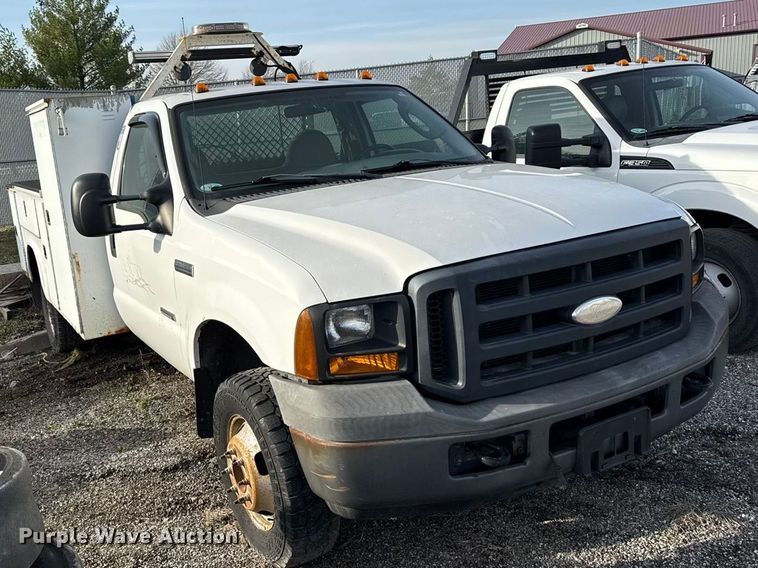 image for item DZ4413 2006 Ford F350 Super Duty utility bed pickup truck