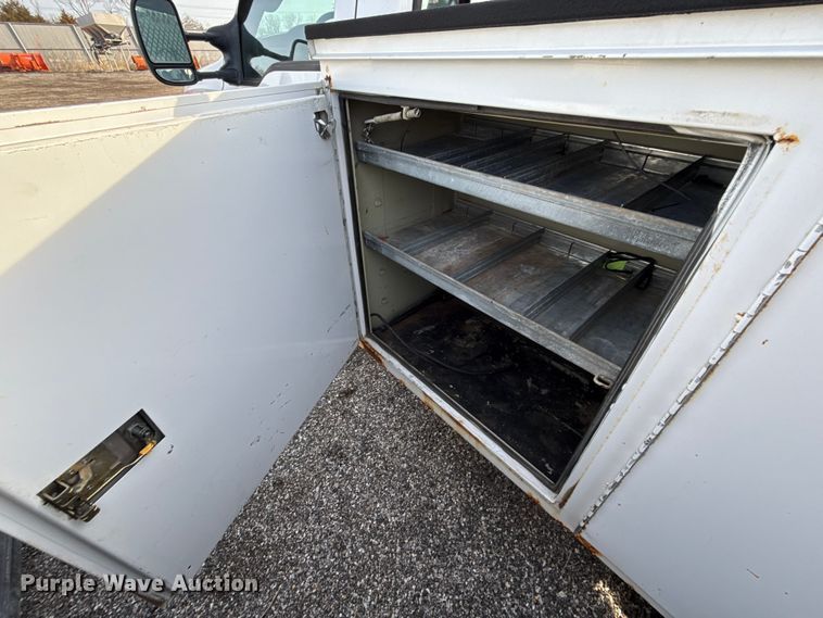 image for item DZ4413 2006 Ford F350 Super Duty utility bed pickup truck