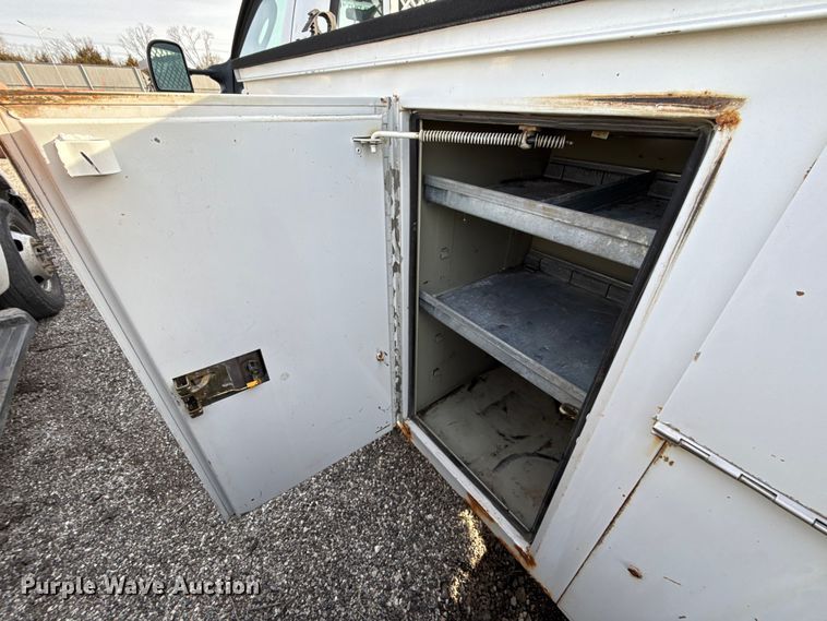 image for item DZ4413 2006 Ford F350 Super Duty utility bed pickup truck