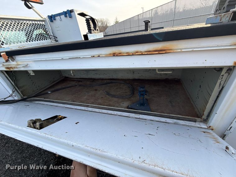 image for item DZ4413 2006 Ford F350 Super Duty utility bed pickup truck