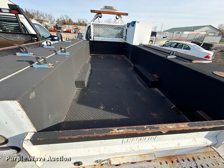 image for item DZ4413 2006 Ford F350 Super Duty utility bed pickup truck