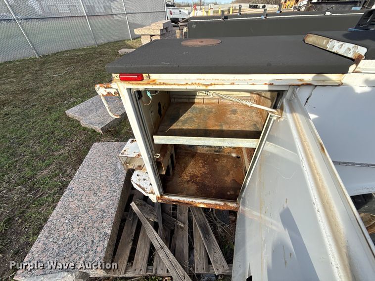 image for item DZ4413 2006 Ford F350 Super Duty utility bed pickup truck