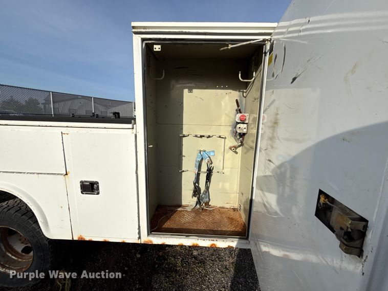 image for item DZ4413 2006 Ford F350 Super Duty utility bed pickup truck