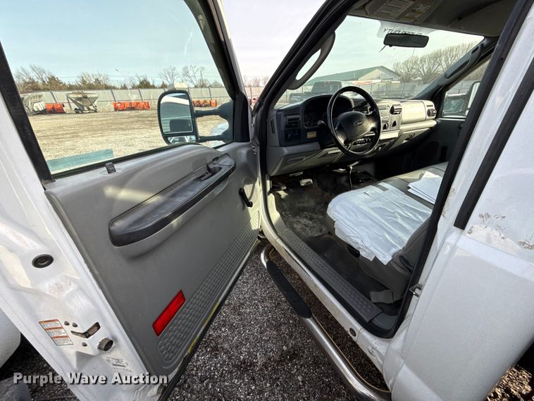 image for item DZ4413 2006 Ford F350 Super Duty utility bed pickup truck