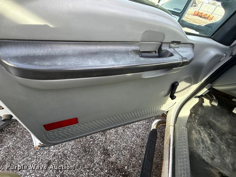 image for item DZ4413 2006 Ford F350 Super Duty utility bed pickup truck