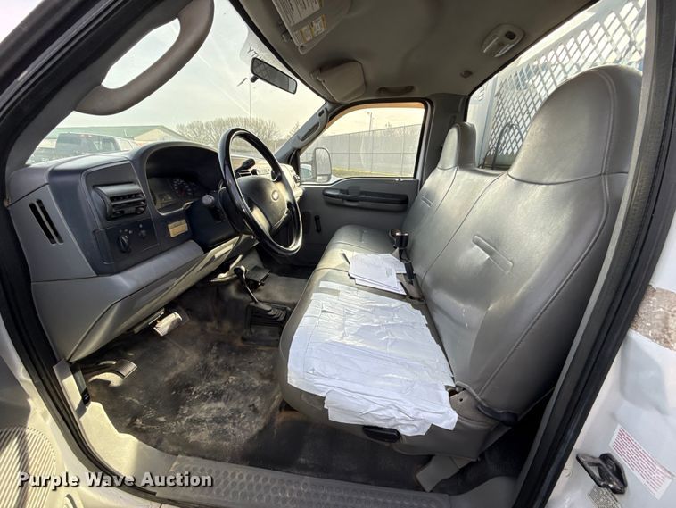 image for item DZ4413 2006 Ford F350 Super Duty utility bed pickup truck