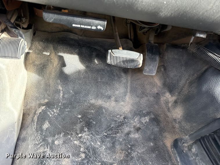 image for item DZ4413 2006 Ford F350 Super Duty utility bed pickup truck