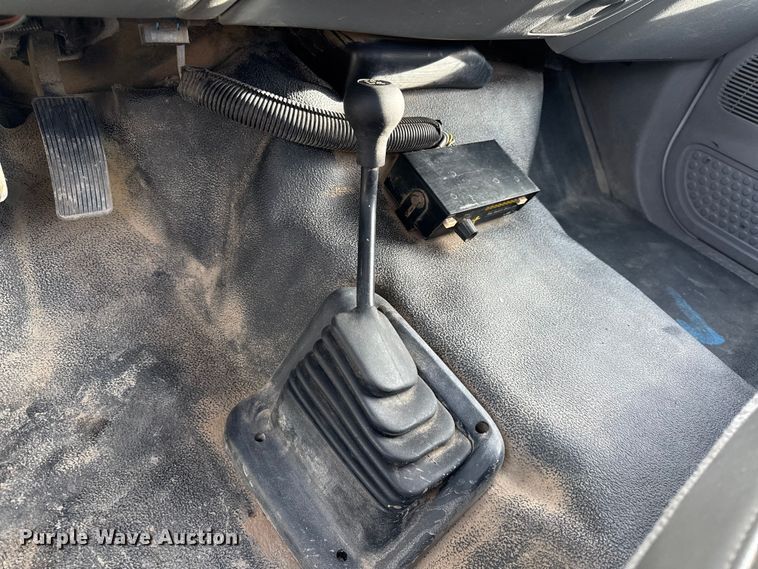 image for item DZ4413 2006 Ford F350 Super Duty utility bed pickup truck