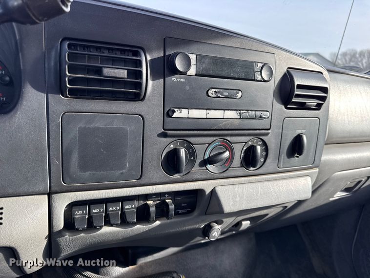 image for item DZ4413 2006 Ford F350 Super Duty utility bed pickup truck