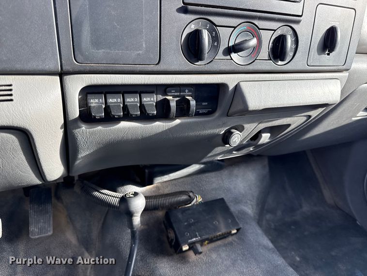 image for item DZ4413 2006 Ford F350 Super Duty utility bed pickup truck