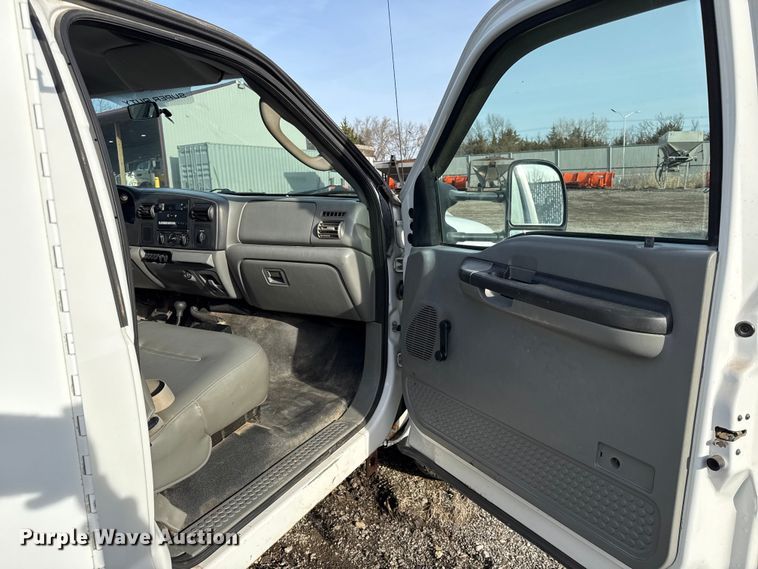 image for item DZ4413 2006 Ford F350 Super Duty utility bed pickup truck