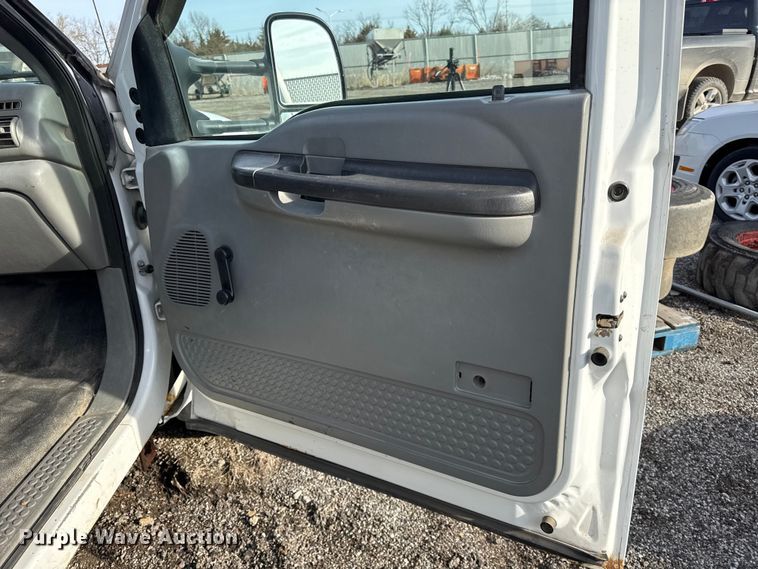 image for item DZ4413 2006 Ford F350 Super Duty utility bed pickup truck