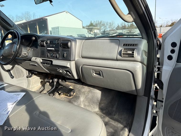 image for item DZ4413 2006 Ford F350 Super Duty utility bed pickup truck