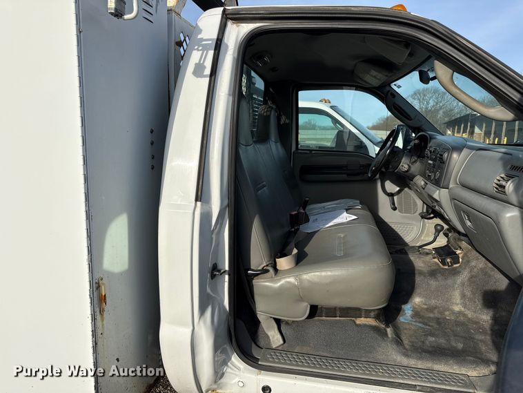 image for item DZ4413 2006 Ford F350 Super Duty utility bed pickup truck