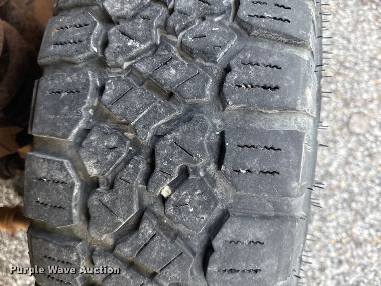 image for item DZ4413 2006 Ford F350 Super Duty utility bed pickup truck