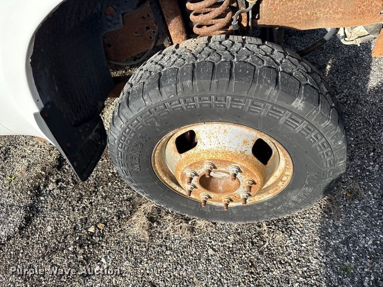 image for item DZ4413 2006 Ford F350 Super Duty utility bed pickup truck