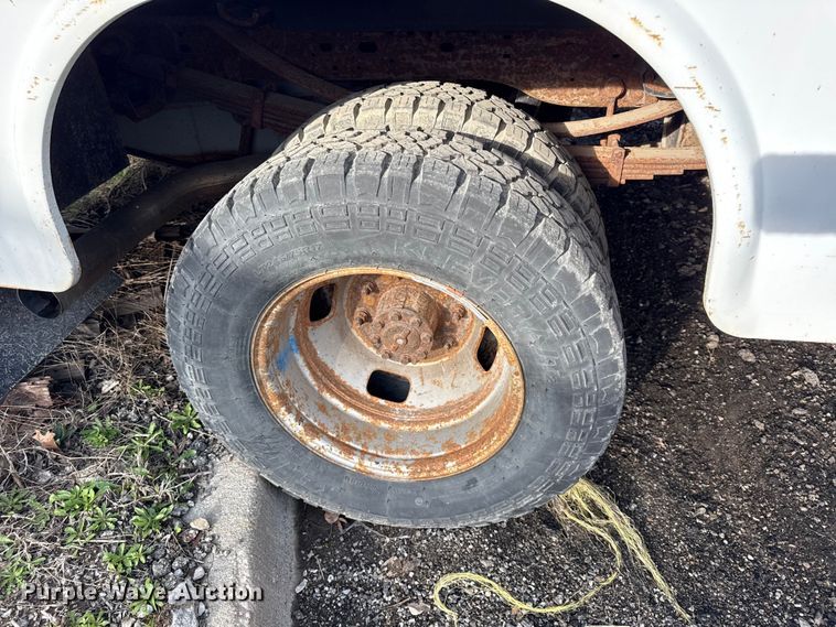 image for item DZ4413 2006 Ford F350 Super Duty utility bed pickup truck