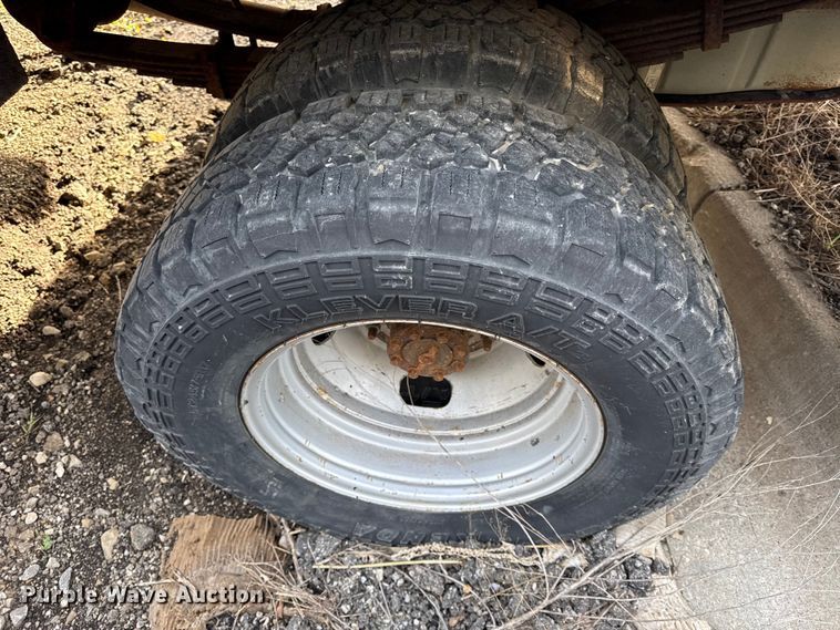 image for item DZ4413 2006 Ford F350 Super Duty utility bed pickup truck