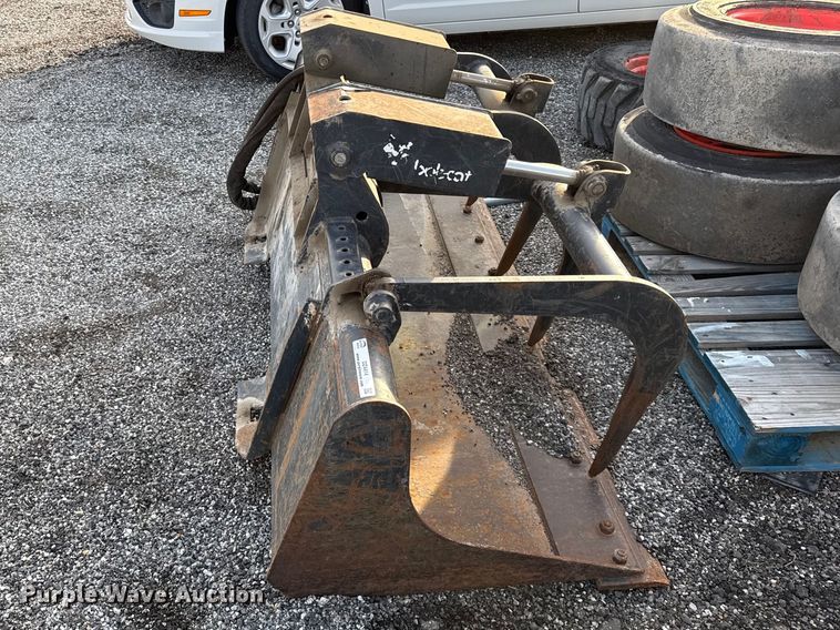 image for item DZ4414 Bobcat skid steer grapple bucket