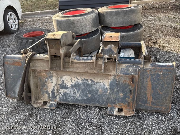 image for item DZ4414 Bobcat skid steer grapple bucket