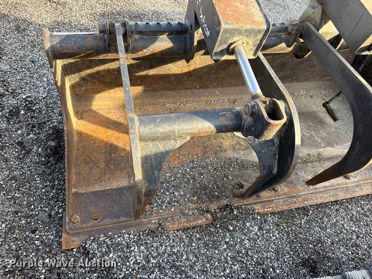 image for item DZ4414 Bobcat skid steer grapple bucket