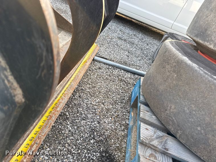 image for item DZ4414 Bobcat skid steer grapple bucket